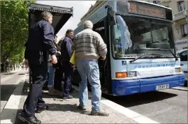  ?? (Photo archives Var-matin) ?? Suite à des incidents sur la ligne  nocturne, qui circule les vendredi et samedi soir entre Toulon et Bonnegrâce (Six-Fours), des fonctionna­ires de police ont été postés dans le bus. Selon la direction du Réseau Mistral, la situation semble s’apaiser.