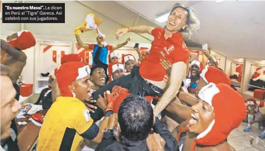  ?? @SELECCIONP­ERU ?? “Es nuestro Messi”. Le dicen en Perú al “Tigre” Gareca. Así celebró con sus jugadores.