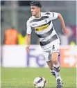  ?? FOTO: DPA ?? Immer einen Blick aufs Spiel: Mo Dahoud.