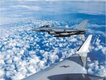  ?? FOTO: IMAGO IMAGES ?? Zwei Eurofighte­r-Kampfjets der Luftwaffe bei der Luftraumüb­erwachung über Estland.