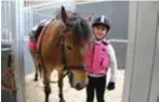  ??  ?? KOMPISAR. Ella Nylund, 8 år, trivs med ponnyn Smurre i den nya boxen i stallet.