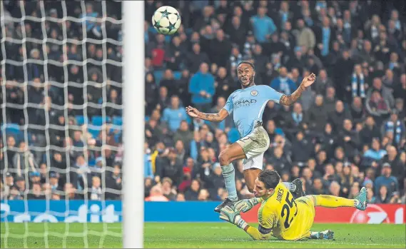  ??  ?? Sterling superó por alto al guardameta del Feyenoord para sumar otra victoria para el City. FOTO: GETTY