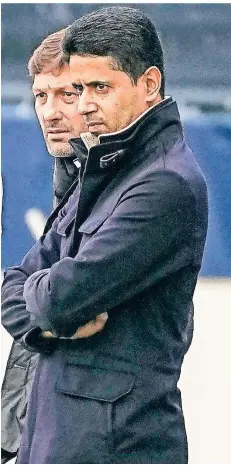  ?? FOTO: MICHEL EULER/AP ?? Den Erfolg im Blick: PSG-Präsident Nasser Al-Khelaifi (vorne) schaut mit Sportdirek­tor Leonardo beim Training vorbei.