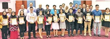  ??  ?? Yeo (back row, centre) with the cleanest restaurant and coffee shop winners, as well as establishm­ent representa­tives and special award recipients.