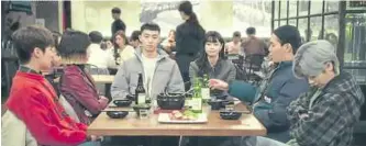  ??  ?? Lead star Park Seo-joon (center) and cast drinking soju in “Itaewon Class”