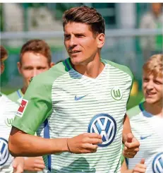  ?? FOTO: STEFFEN/DPA ?? Fußball-Nationalsp­ieler Mario Gomez verlässt den VfL Wolfsburg und wechselt zur Rückrunde zurück zum VfB Stuttgart.