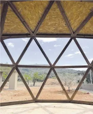  ?? ?? Aspecto de los domos de madera que están construyen­do en Atzeneta.