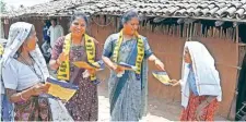  ?? Bhupendra Rana ?? Chaitar Vasava’s wives Shakuntala and Varsha during an election campaign in Narmada district.