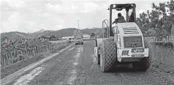  ??  ?? El mantenimie­nto de la vía se realiza en los puntos más críticos, a cargo de la empresa pública Manabí Vial.