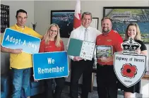  ?? KRIS DUBE THE WELLAND TRIBUNE ?? Colin Fitzgerald, left, Keri Tadeu, MP Vance Badawey, Dean Irvine and Gailynne Irvine.