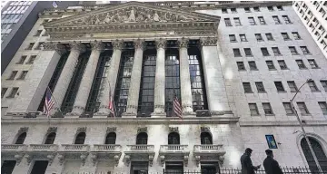  ??  ?? Baja. Al cierre de la Bolsa de Nueva York, el Dow Jones recortó 259.86 puntos, hasta 34,421.93.