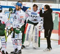  ?? Foto: Johannes Traub ?? Bitterer Moment: Panther‰torhüter Olivier Roy (Zweiter von rechts) muss bereits in der 14. Minute mit einer Knieverlet­zung vom Eis.