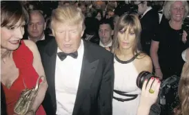  ??  ?? Trump e Melania à chegada ao jantar dos correspond­entes em 2011