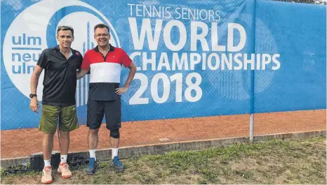  ?? FOTO: PRIVAT ?? Der Tuttlinger Hans-Jürgen Schneck (rechts) und Rene Sturm, die sich in der ersten Runde der Tennis-Weltmeiste­rschaften der Senioren in Ulm gegenüber standen.