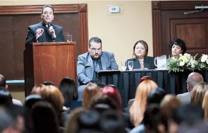  ??  ?? El padre Carlos Pérez, en el podio, enfatizó que la equidad no puede ser utilizada para enseñar orientació­n sexual en las escuelas públicas del País.