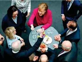  ??  ?? Brindisi Angela Merkel, 63 anni, insieme alla futura leader della Spd, Andrea Nahles, 47, e agli alleati di governo (Afp)