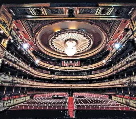  ??  ?? El imponente Teatro de la Zarzuela, de Madrid