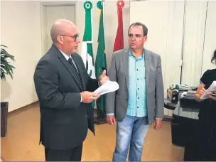  ?? Guilherme Marconi ?? Miguel Aranega e Ailton Nantes: presidênci­a da Câmara ainda não definiu se irá acatar ou recorrer da exigência imposta pelo MP