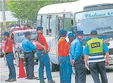  ??  ?? LABOR. Los operativos también se realizan en carreteras.