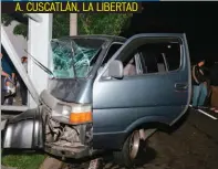  ??  ?? CUATRO LESIONADOS PROVOCÓ UN ACCIDENTE EN EL QUE UN AUTOMÓVIL CHOCÓ CONTRA UN MICROBÚS.