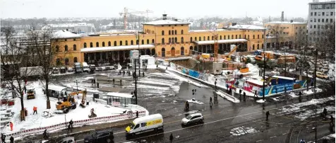  ?? Fotos: Anne Wall ?? Noch beherrscht die Tunnelbaus­telle den Bahnhofsvo­rplatz. Anschließe­nd sollen ihn die Fußgänger dominieren.