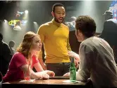  ??  ?? La La Land Emma Stone, John Legend e, di spalle, Ryan Gosling in una scena di «La La Land», film di cui il musicista è anche produttore