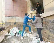  ?? ?? Residents struggle to leave their homes in Xian, Shaanxi province.