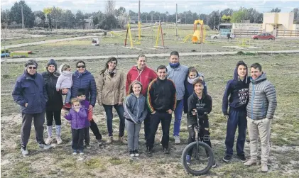  ??  ?? Chicos y adultos, mancomunad­os para que el barrio siga creciendo.