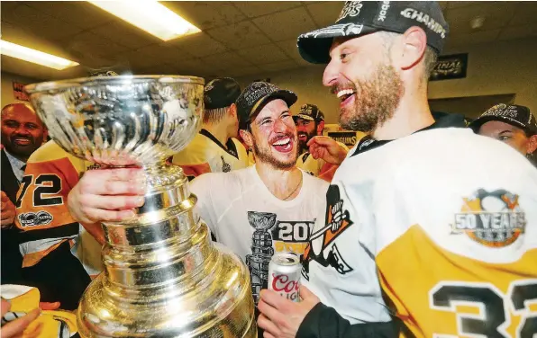  ?? GETTY ?? Mark Streit (r.) feiert mit Pittsburgh-Superstar Sidney Crosby den Gewinn des Stanley-Cups in den Katakomben der Nashville Predators.