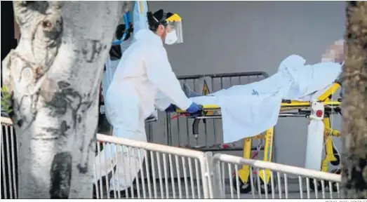  ?? MIGUEL ÁNGEL GONZÁLEZ ?? Un sanitario traslada a un paciente a Urgencias del Hospital de Jerez, ayer lunes.