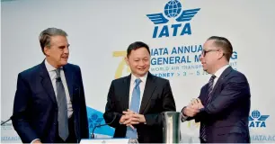  ?? — AFP ?? Alexandre de Juniac, Singapore Airlines chief executive Goh Choon Phong and Alan Joyce talk before a Press conference at the annual meeting of global airlines in Sydney on Monday.