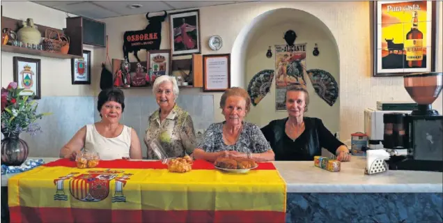  ??  ?? DECORACIÓN ESPAÑOLA. Detrás de la barra del bar pueden verse innumerabl­es detalles relacionad­os con el flamenco, los toros o el fútbol.