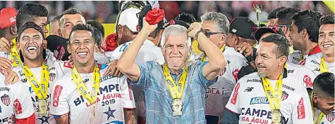  ?? HÉCTOR FABIO ZAMORA/ADN ?? Julio Comesaña (c) volvió a Junior para sacarlo campeón. El técnico colombo-uruguyo se siente un barranquil­lero más, es feliz como ‘tiburón’.