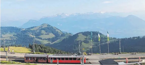  ?? FOTOS: SIMONE HAEFELE ?? Knallrot ist die Rigi-Bahn, die von Vitznau aus mit mehreren Halts fast bis zum Gipfel der Königin der Berge fährt.