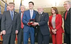  ??  ?? Legislador­es de Estados Unidos entregaron a William Clarke (tercero de derecha a izquierda) la Medalla de Oro del Congreso.
