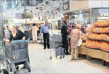  ?? PHOTO: SIMPHIWE MBOKAZI ?? A Pick n Pay store in Bryanston. The store is concentrat­ing on selling its own brand products to boost profits.