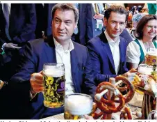  ??  ?? Markus Söder und Sebastian Kurz im bayrischen Ambiente: Gleich nach dem Fotoshooti­ng wechselt Kurz zum Mineralwas­ser