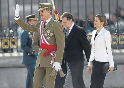  ?? DANI DUCH ?? Don Felipe y doña Letizia, junto al presidente del Gobierno en funciones, ayer en el patio de la Armería