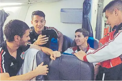  ??  ?? Caras felices. Arzura, Driussi y Nacho Fernández, en el vuelo de regreso desde Perú, tras vencer a Melgar.