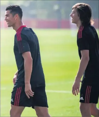  ??  ?? Cristiano y Álvaro Fernández, ayer en las instalacio­nes del United.