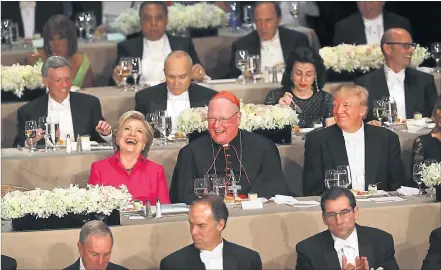  ?? [ AFP ] ?? New Yorker Upper Class: Hillary Clinton, Kardinal Timothy Dolan und der neue US-Präsident Donald Trump im Waldorf Astoria.