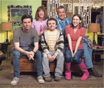  ?? DAN MACMEDAN/USA TODAY ?? The Heck family portrait, in the comfy living room loved by Middle America: Charlie McDermott, left, Patricia Heaton, Atticus Shaffer, Neil Flynn and Eden Sher. “It’s saying goodbye to an old pal,” Flynn says.
