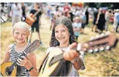  ?? FOTO: STEPHAN KÖHLEN ?? Kinderfest mit der Musikschul­e: (v.l.) Maja (11) und Julia (10, beide Mandoline) vom Zupfensemb­le „Die Vielsaiter“haben ihren Auftritt genossen.