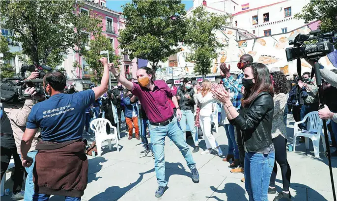  ?? GONZALO PÉREZ ?? Imagen del acto de campaña de ayer en la plaza Nelson Mandela de Lavapiés con el candidato de Unidas Podemos, Pablo Iglesias