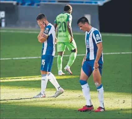  ?? FOTO: MONTILLA ?? Los blanquiazu­les, abatidos al acabar el partido. El Espanyol, sin alma ni fútbol, volvió a perder en casa en un partido para olvidar