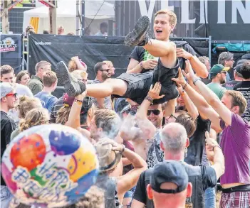  ?? FOTO: FRANZ-HEINRICH BUSCH ?? Beim Eier-mit-Speck-Festival in Viersen gibt es nicht nur kostenlose­s Frühstück – die Besucher werden dort auch auf Händen getragen. Das Festival findet Ende Juli statt.