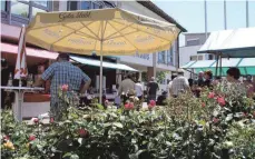  ?? FOTO: ELISABETH SOMMER ?? Ein sonnig, blumiges Marktgesch­ehen war den Schelkling­ern am Samstag vor dem Rathaus vergönnt.