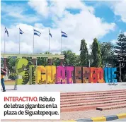  ??  ?? INTERACTIV­O. Rótulo deletrasgi­gantesenla plazadeSig­uatepeque.