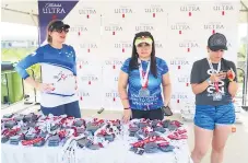  ??  ?? RETO. Michelob entregó las medallas a los competidor­es en la Maratón del Atlántico.