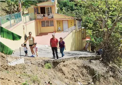  ??  ?? VECINOS DEL sector Los Torres indican que el municipio de Las Piedras comenzó a construir un muro para mitigar el deslizamie­nto, pero aseguran que esto no evitará que continúe el problema.